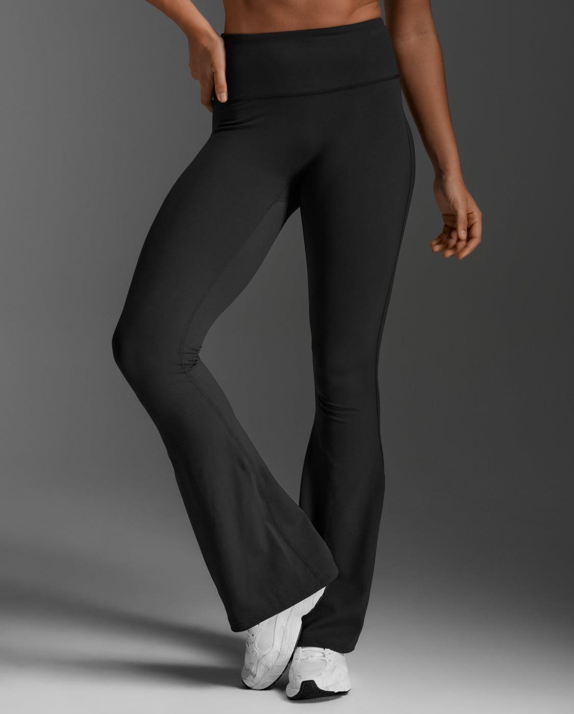 2xu-fluid-pantaloni-flare-hi-rise-donna-neri image 2