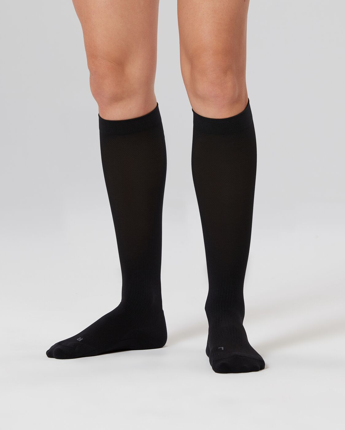 2xu-race-compression-socks-calze-compressione-donna-nero image 2