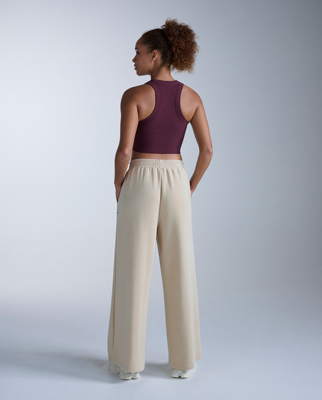 2xu-fluid-tencel-ribbed-crop-tank-bordeaux image 7