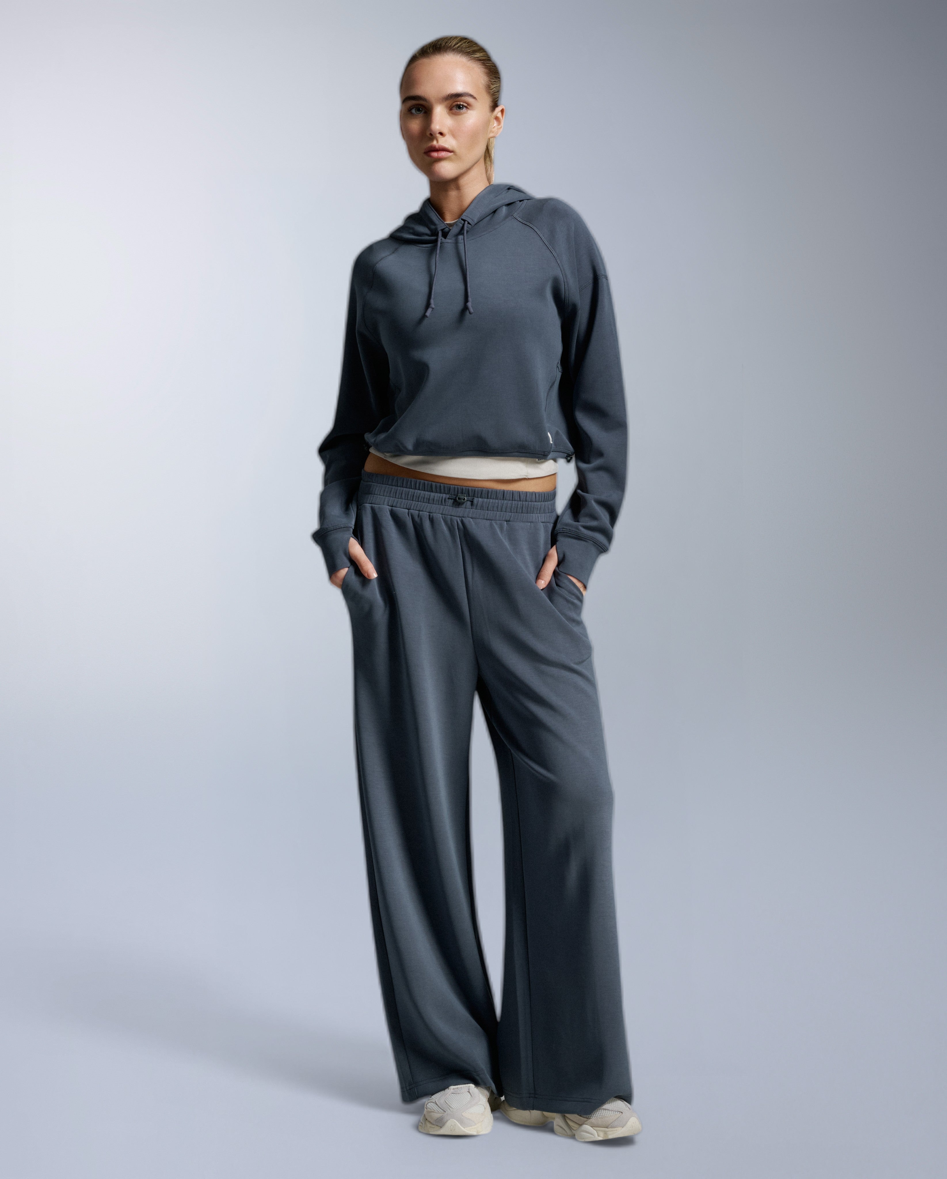2xu-wonderluxe-sand-washed-cropped-hoodie-felpa-donna-corta-blu image 5