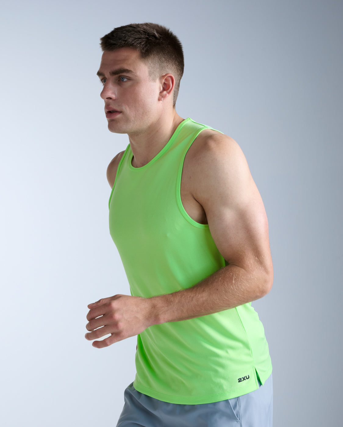 2xu-aero-tank-canotta-running-uomo-slim-verde-chiaro image 3