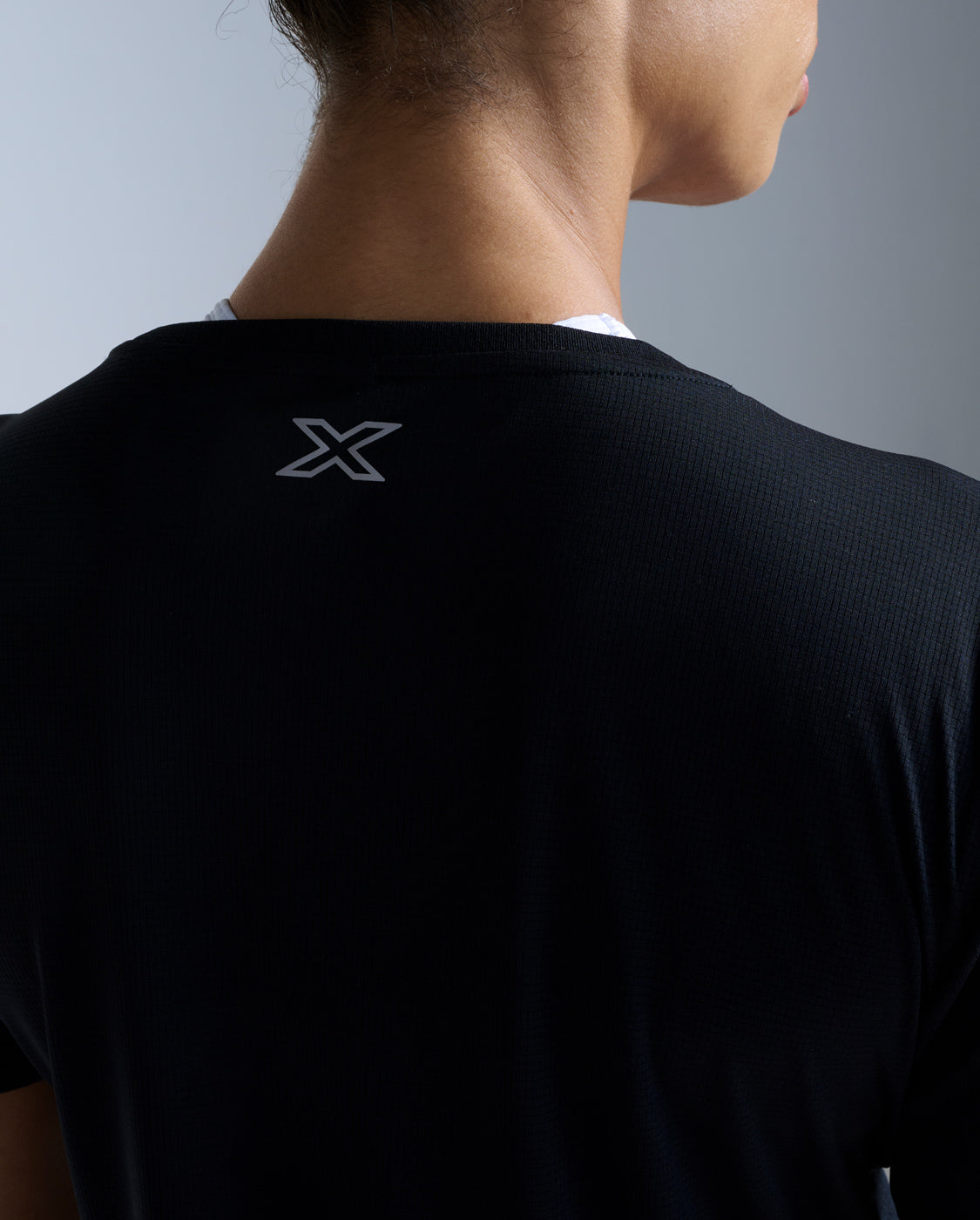2xu-aero-tee-t-shirt-running-uomo image 3