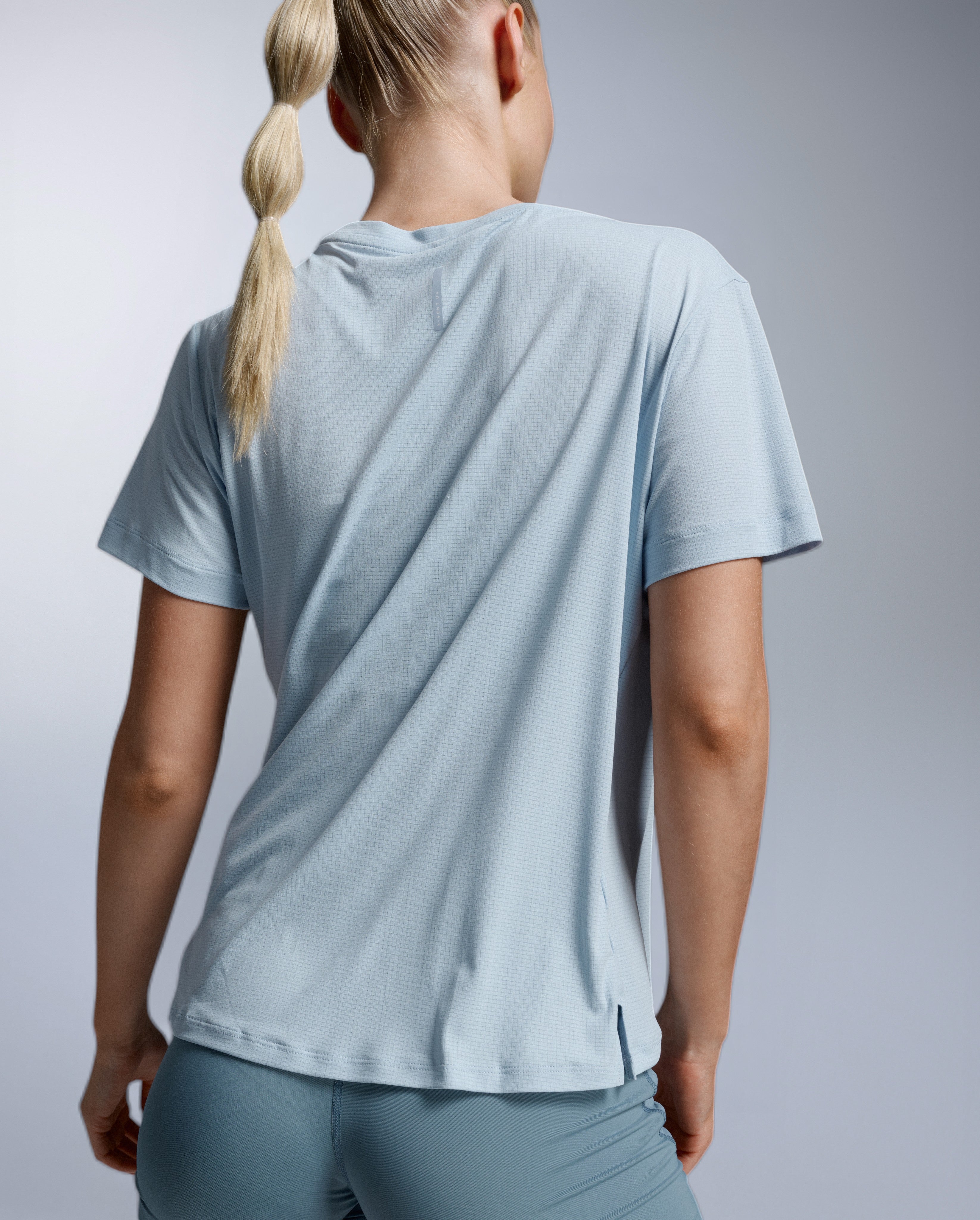 2xu-aero-trail-tee-maglia-trail-running-donna image 2