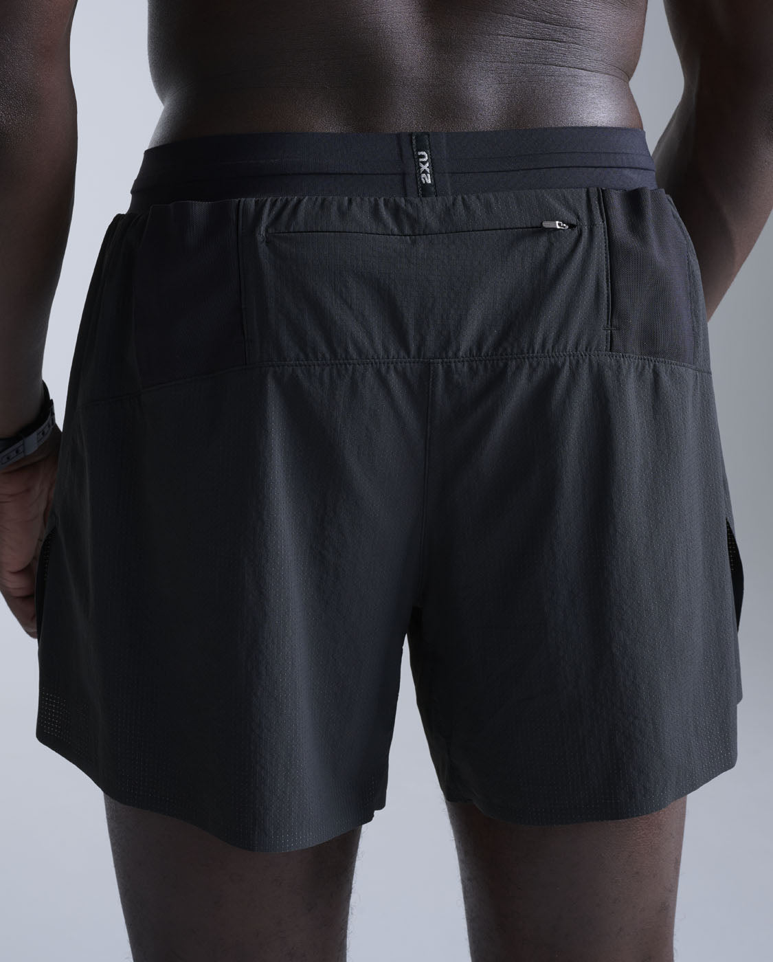 2xu-light-speed-stash-5-shorts-da-running-uomo-nero image 5