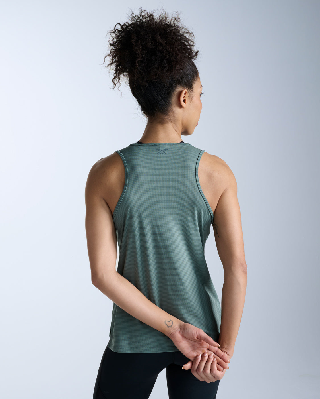 2xu-aero-singlet-canotta-running-donna-slim-2 image 3