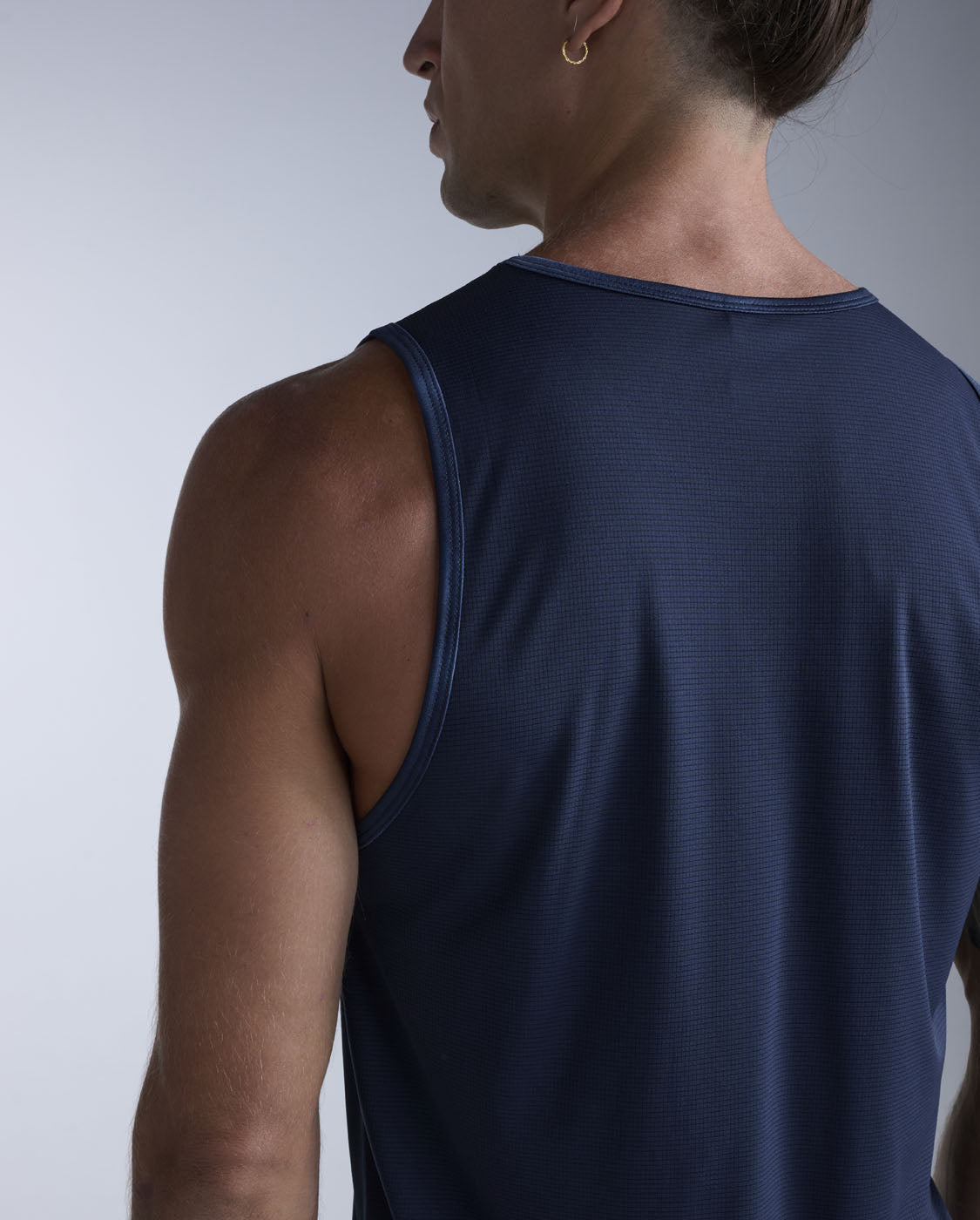 2xu-aero-tank-canotta-running-uomo-slim-blu-navy image 5