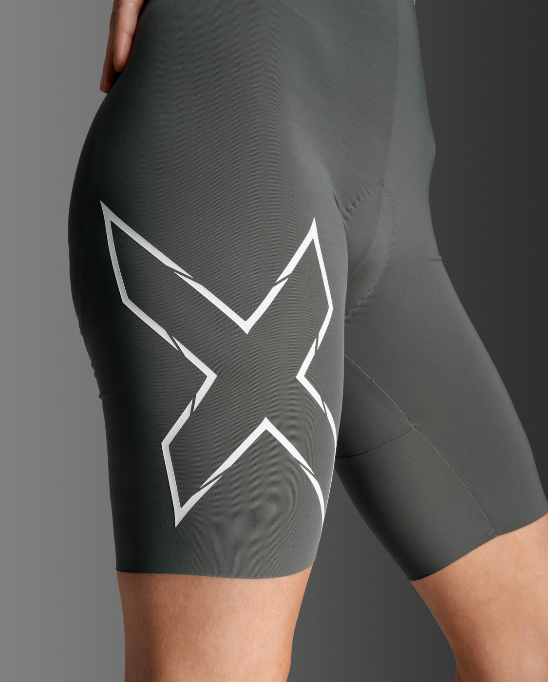 2xu-light-speed-react-sleeved-trisuit-muta-triathlon-grigio-giallo image 7