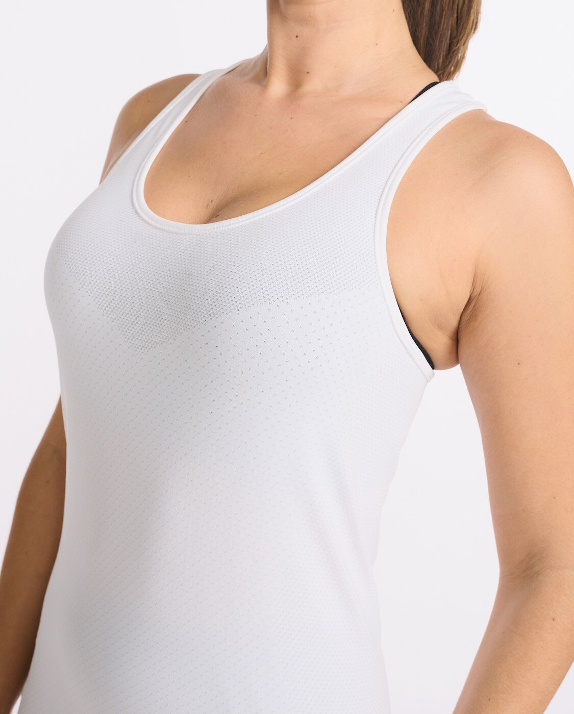 2xu-motion-tech-singlet-canotta-training-bianca-leggera image 5