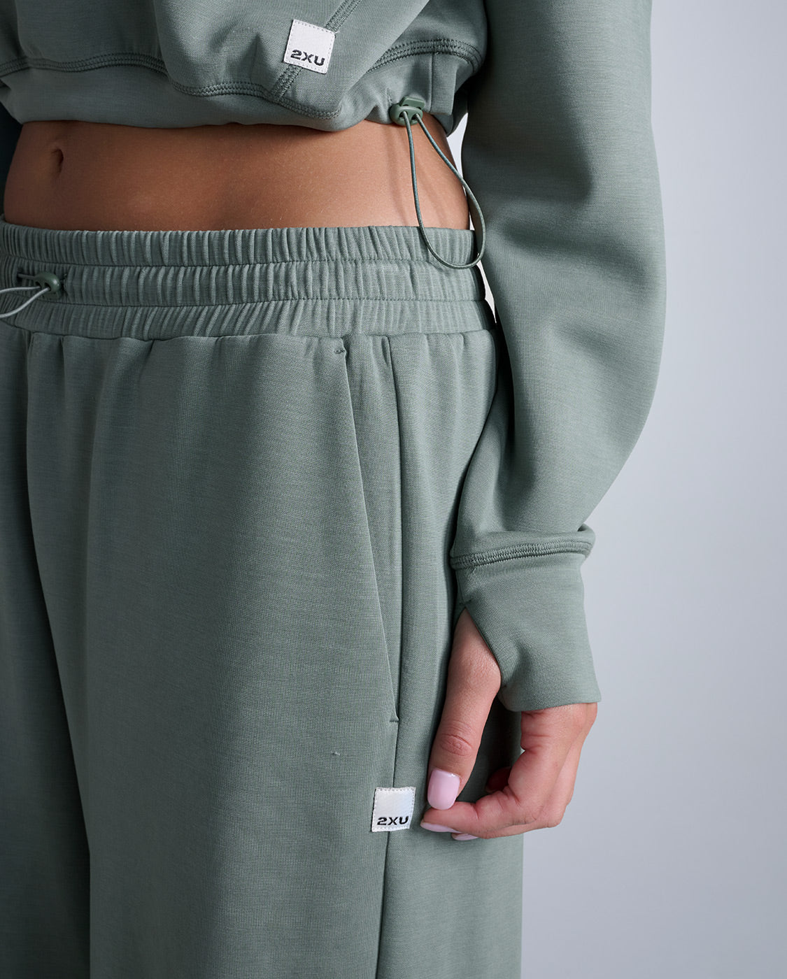 2xu-wonderluxe-felpa-hoodie-donna-cropped-verde-salvia image 4