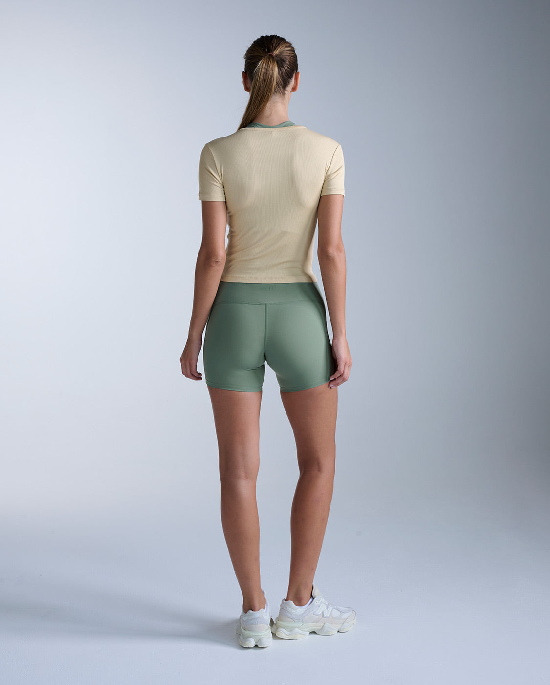 2xu-form-fluid-modal-ribbed-crop-tee-beige-t-shirt-crop-allenamento image 7