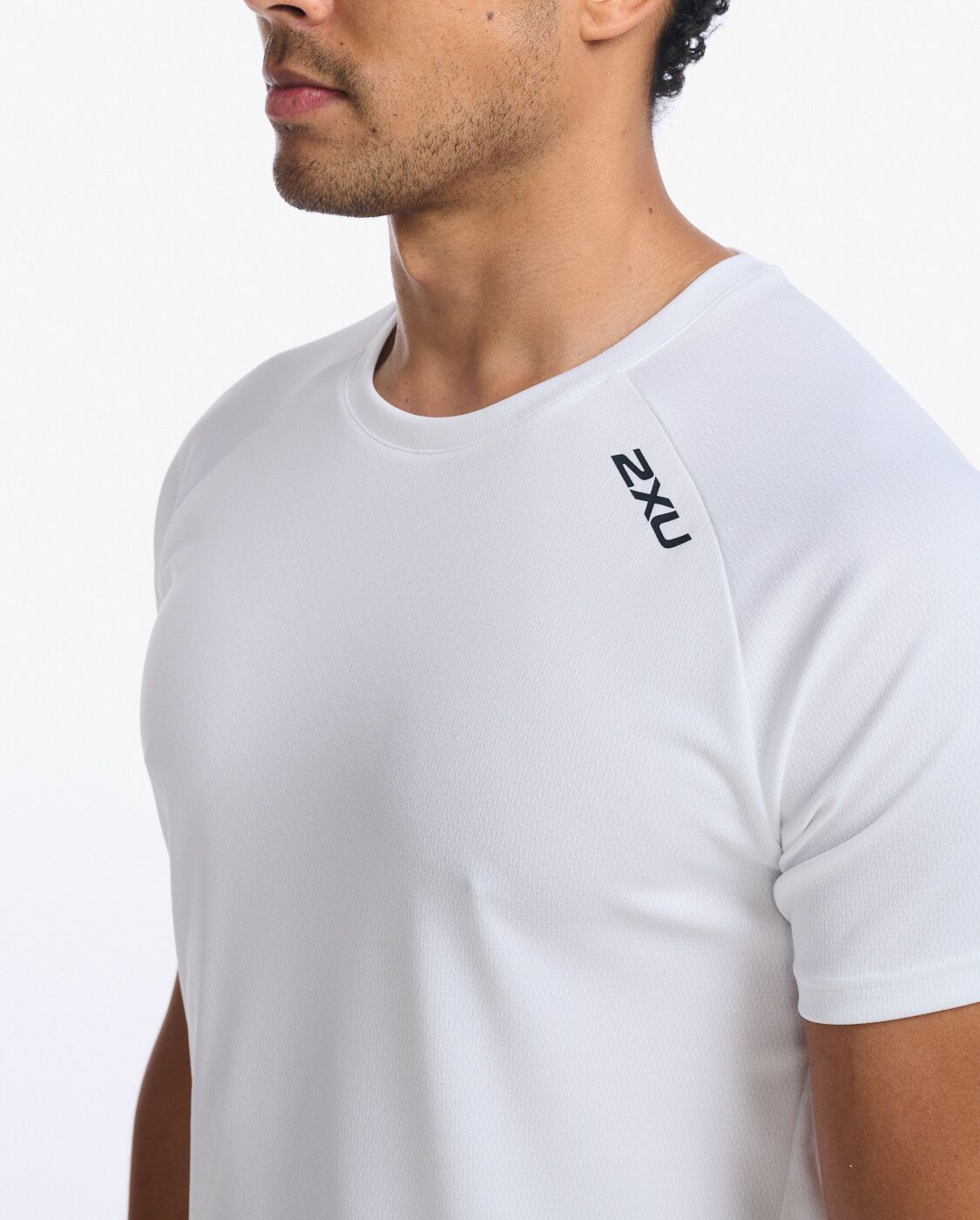 2xu-aspire-tee-uomo-t-shirt-training-bianca-traspirante image 5