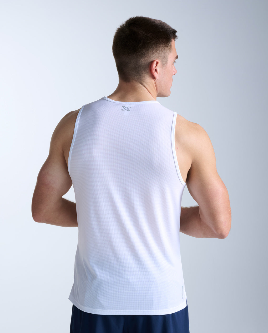 2xu-aero-tank-uomo-bianco-slim-canotta-running-traspirante image 3