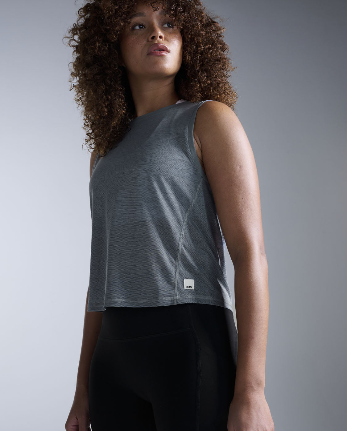2xu-relight-crop-tank-canotta-training-donna image 3