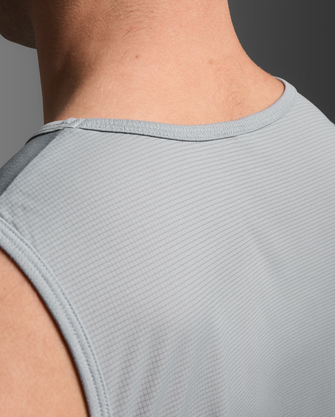 2xu-aero-tank-canotta-running-uomo-slim-grigia image 8