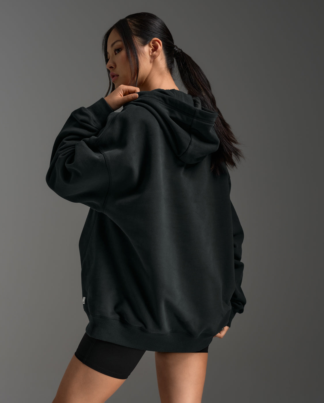 2xu-ez-oversized-organic-cotton-hoodie-felpa-con-cappuccio-nera-oversize image 6