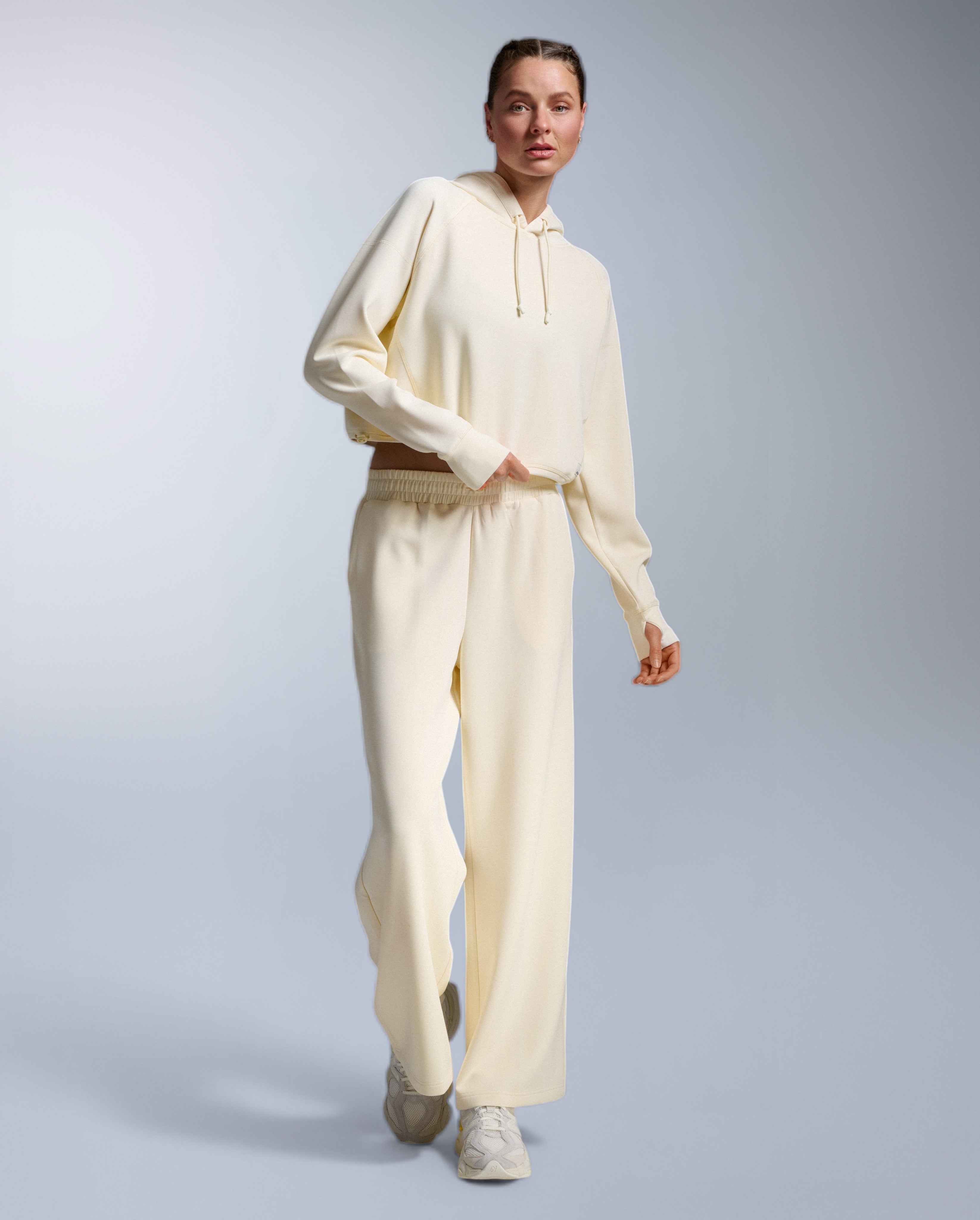 2xu-wonderluxe-sand-washed-cropped-hoodie-donna-beige image 4