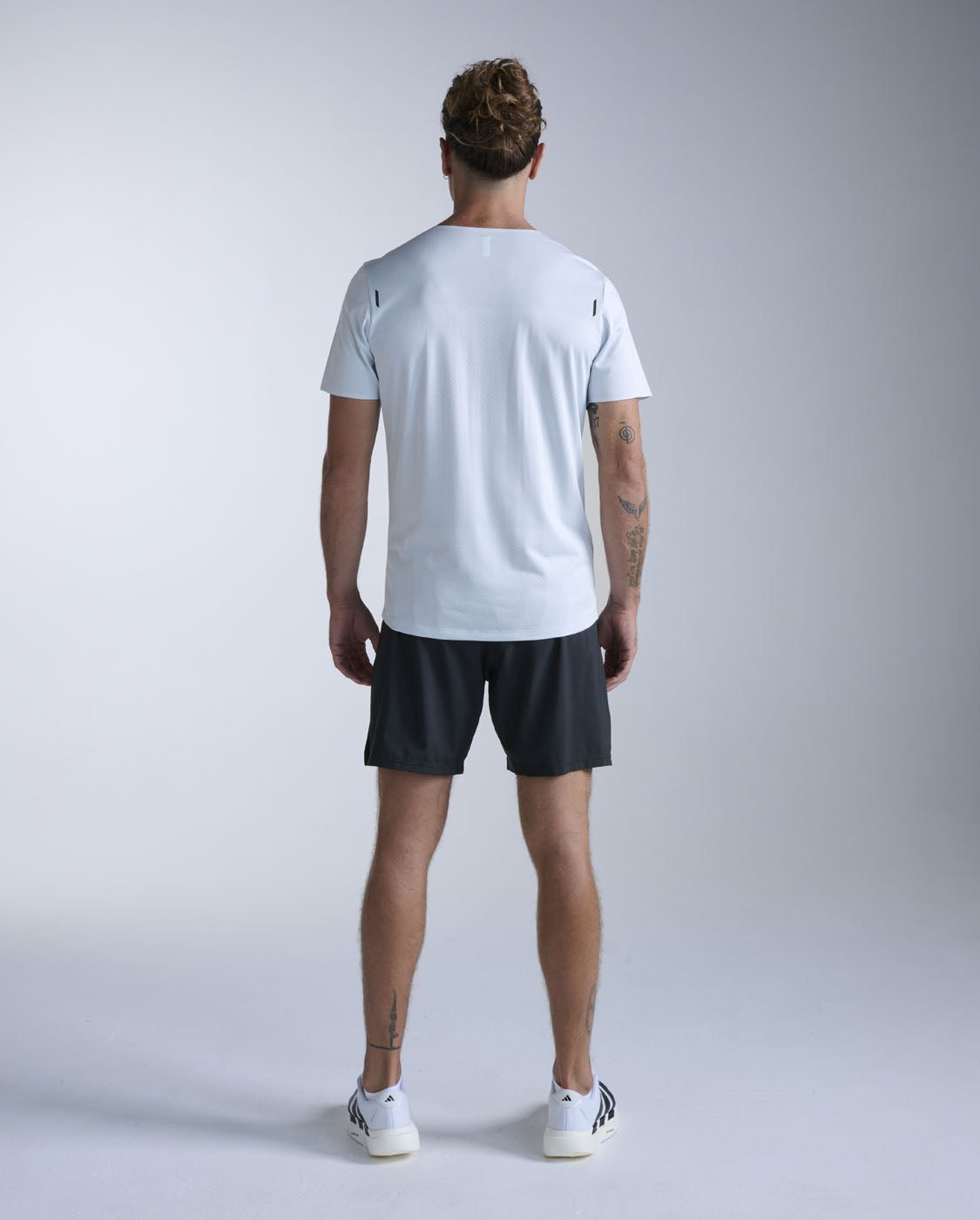 2xu-light-speed-tech-tee-t-shirt-running-azzurro-chiaro image 7