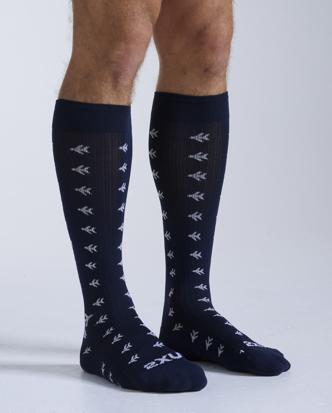 2xu-flight-bamboo-charcoal-compression-socks-calze-viaggio-blu image 2
