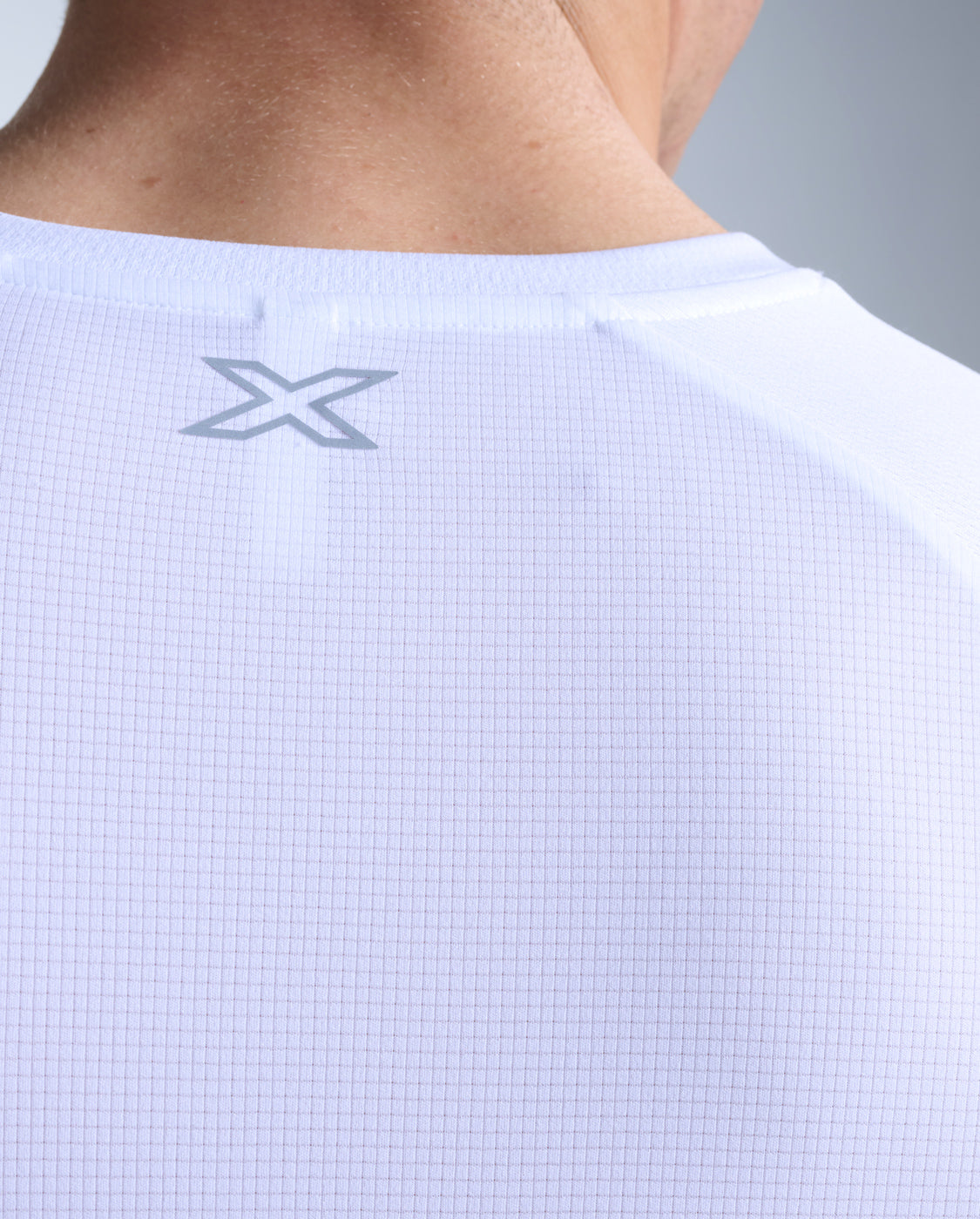 2xu-aero-tee-t-shirt-running-uomo-bianca image 5