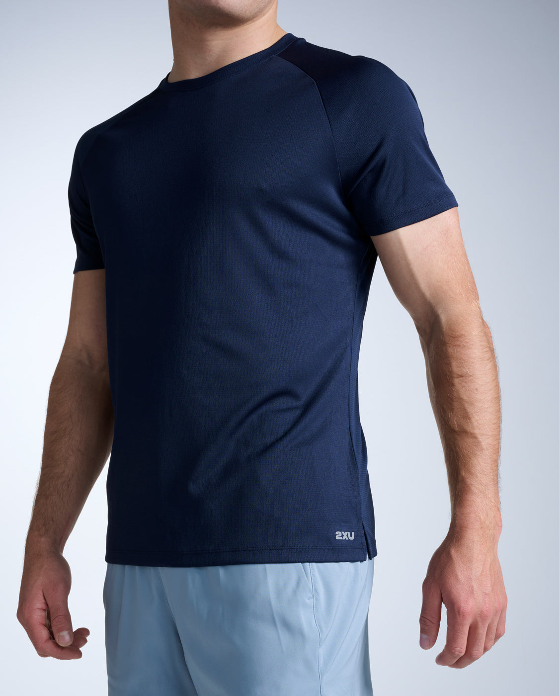 2xu-aero-tee-running-blu-navy-slim image 3