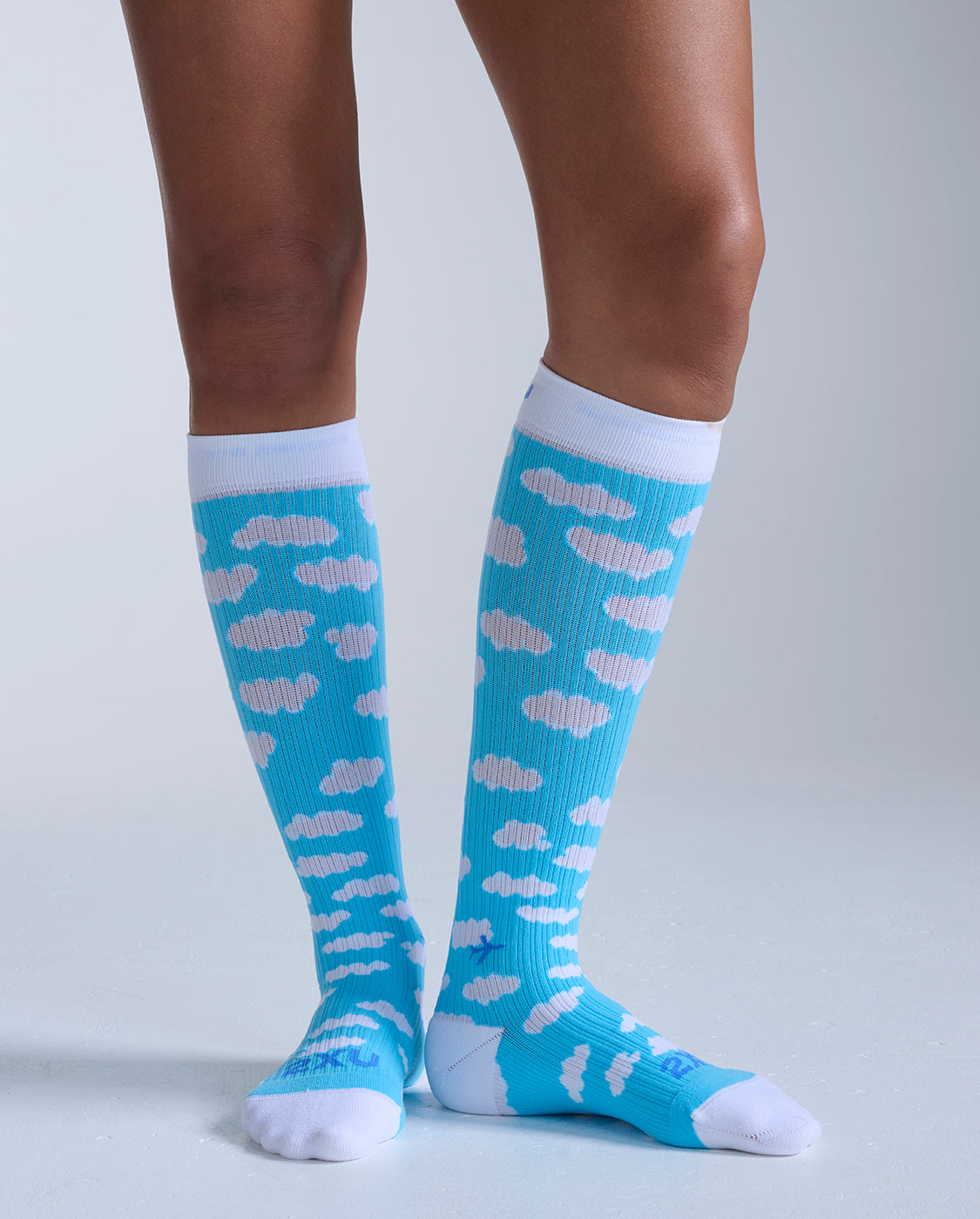 2xu-flight-bamboo-charcoal-compression-socks-unisex image 1