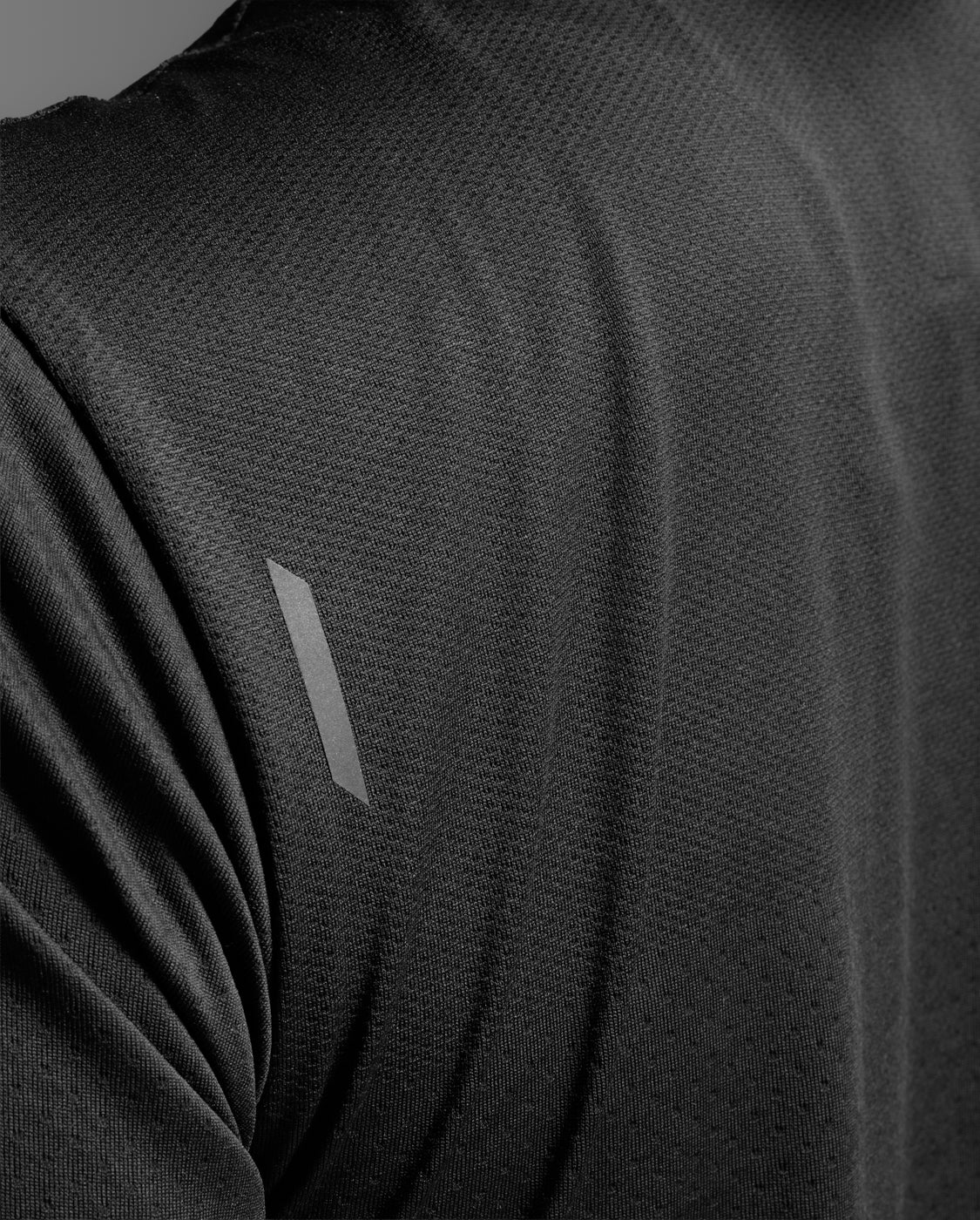 2xu-light-speed-tech-tee-t-shirt-running-nera image 8