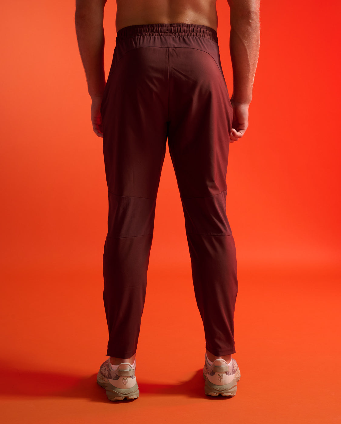 2xu-aero-woven-jogger-pantaloni-jogger-running-uomo-bordeaux image 2