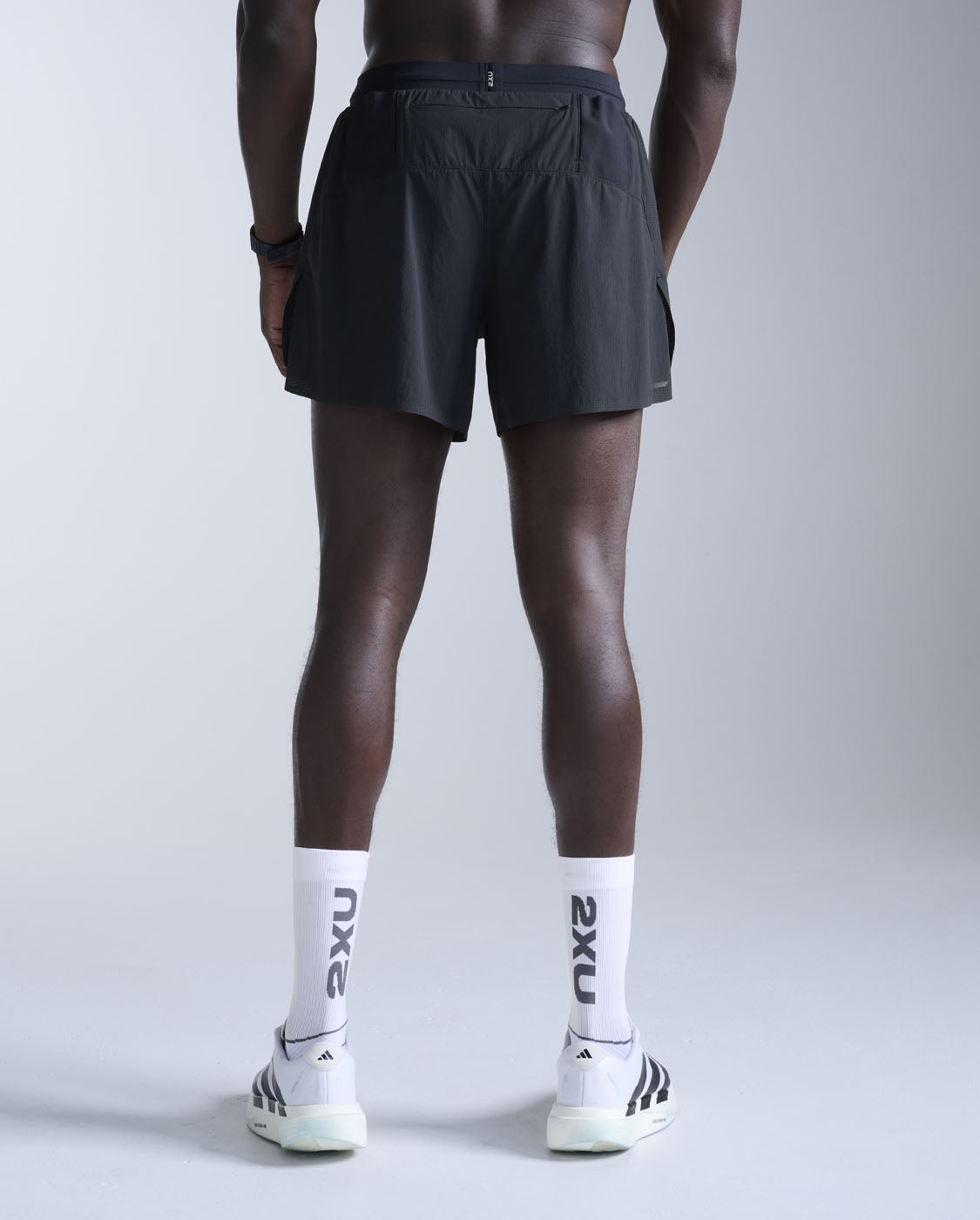 2xu-light-speed-stash-5-shorts-da-running-uomo-nero image 3