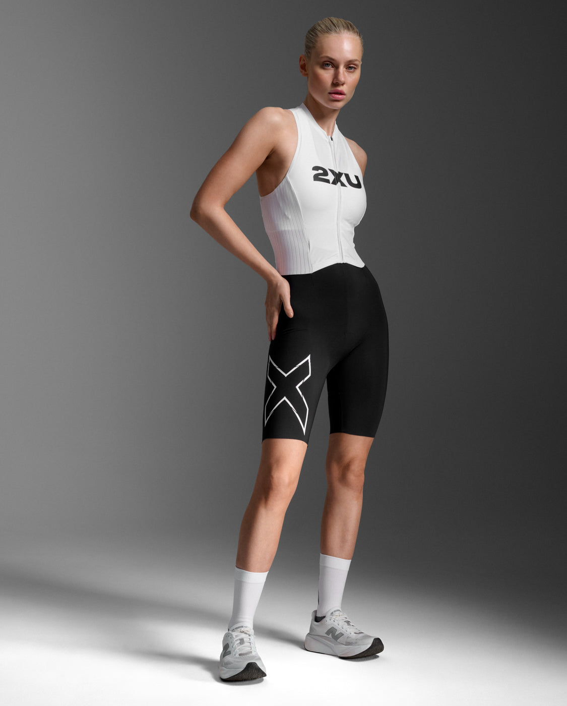2xu-light-speed-react-trisuit-muta-triathlon-aero-compressione-nero-bianco image 3