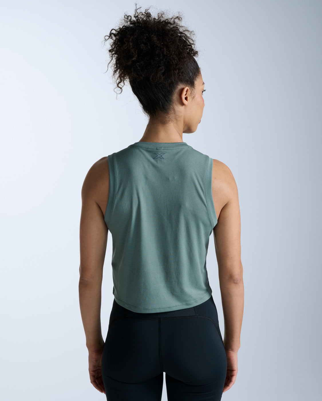 2xu-aero-mesh-crop-tank-donna-verde-salvia-slim image 2
