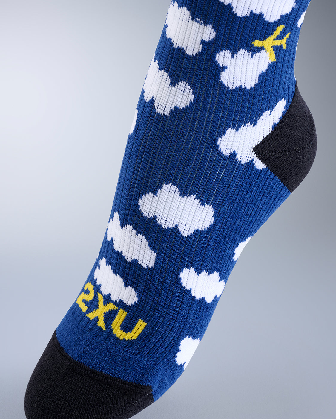 2xu-flight-bamboo-charcoal-compression-socks-blu-bianco-calze-compressione-viagg image 3