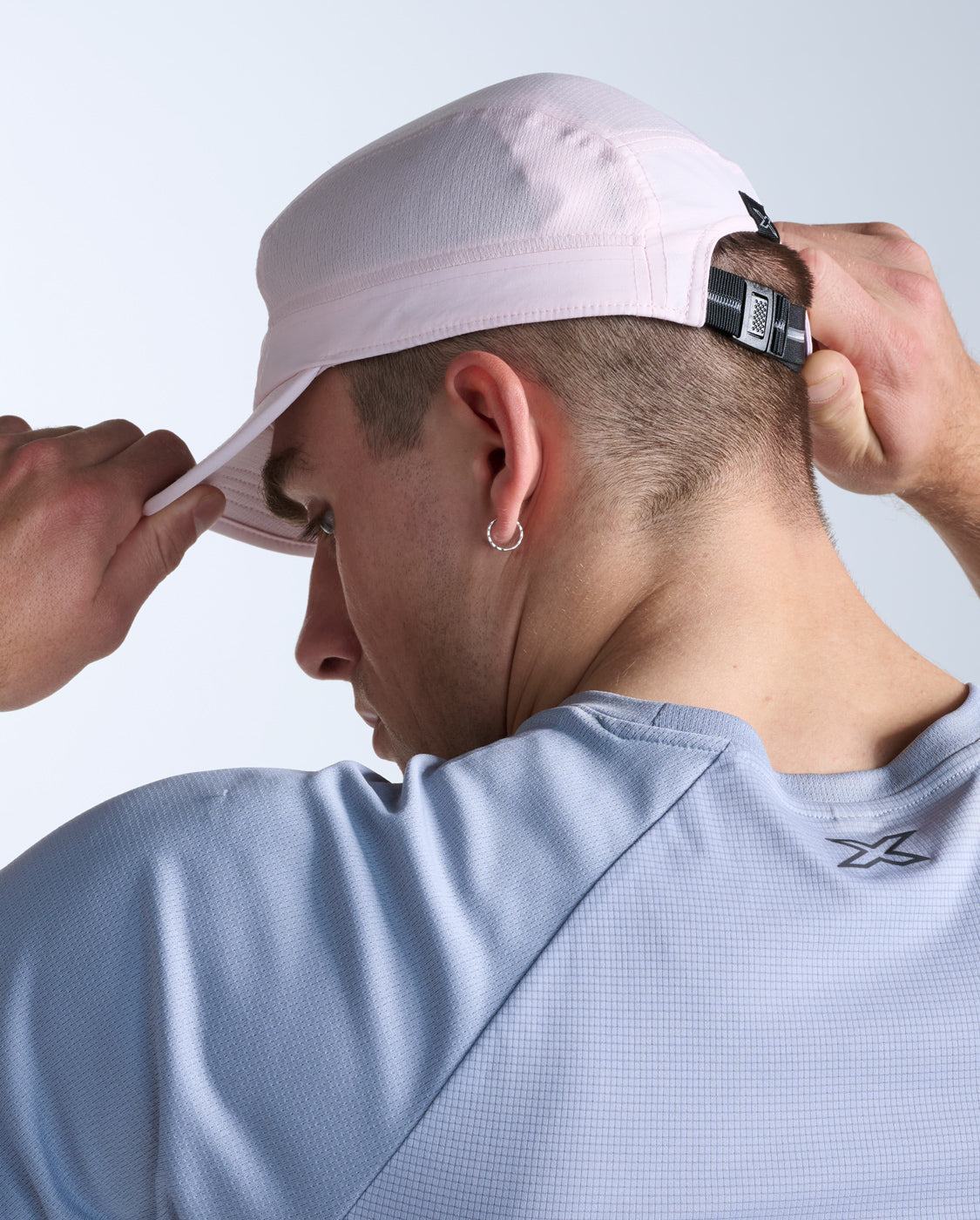 2xu-light-speed-small-cap-cappellino-running-unisex-rosa-profilo-basso image 2