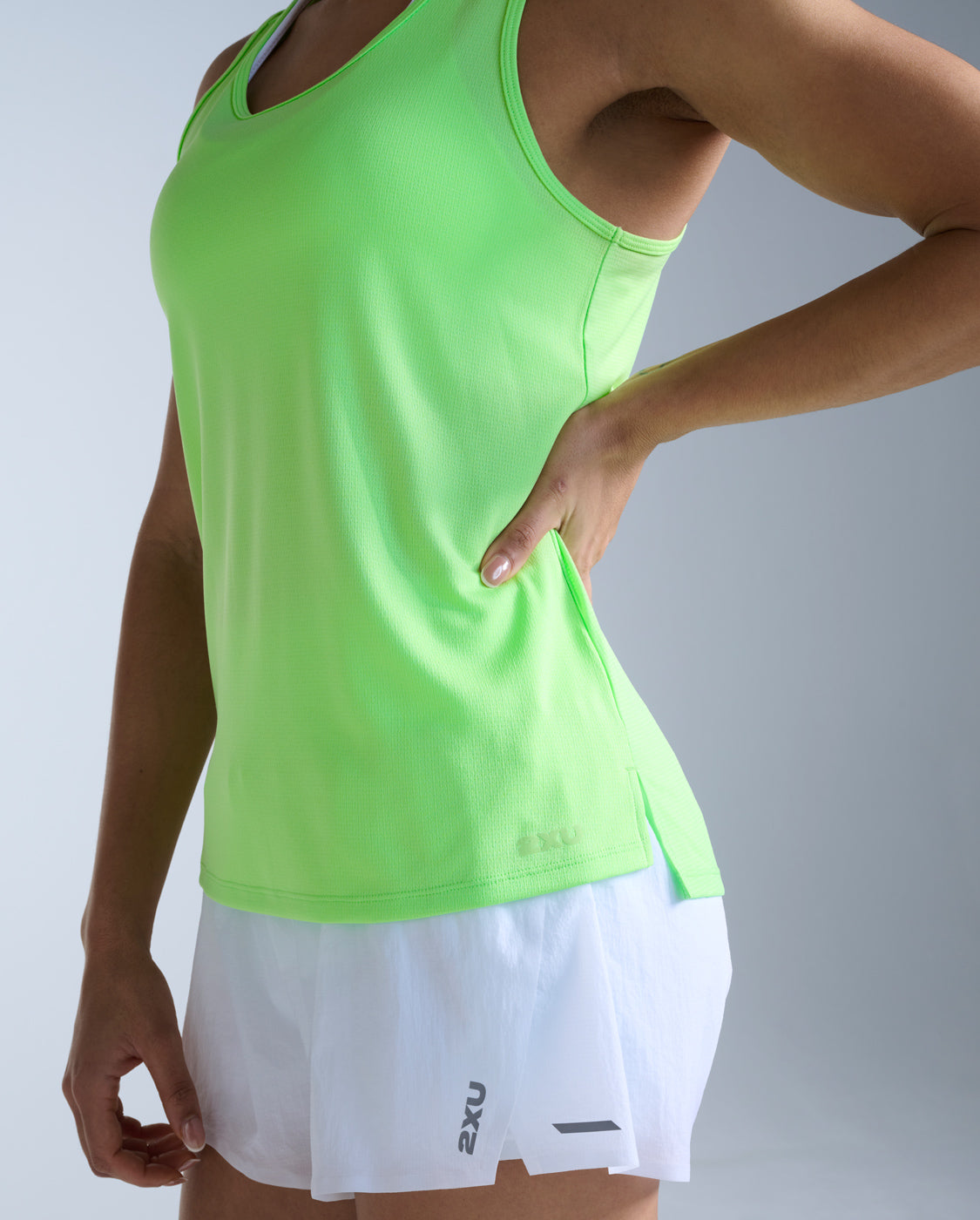 2xu-aero-singlet-donna-verde-canotta-running-slim-traspirante image 3