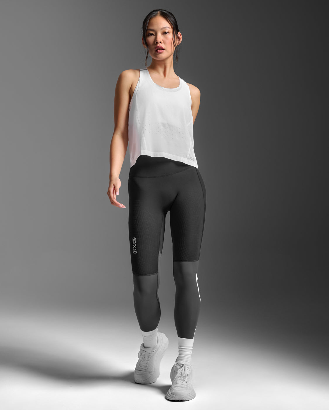 2xu-light-speed-react-crop-singlet-top-running-donna image 3