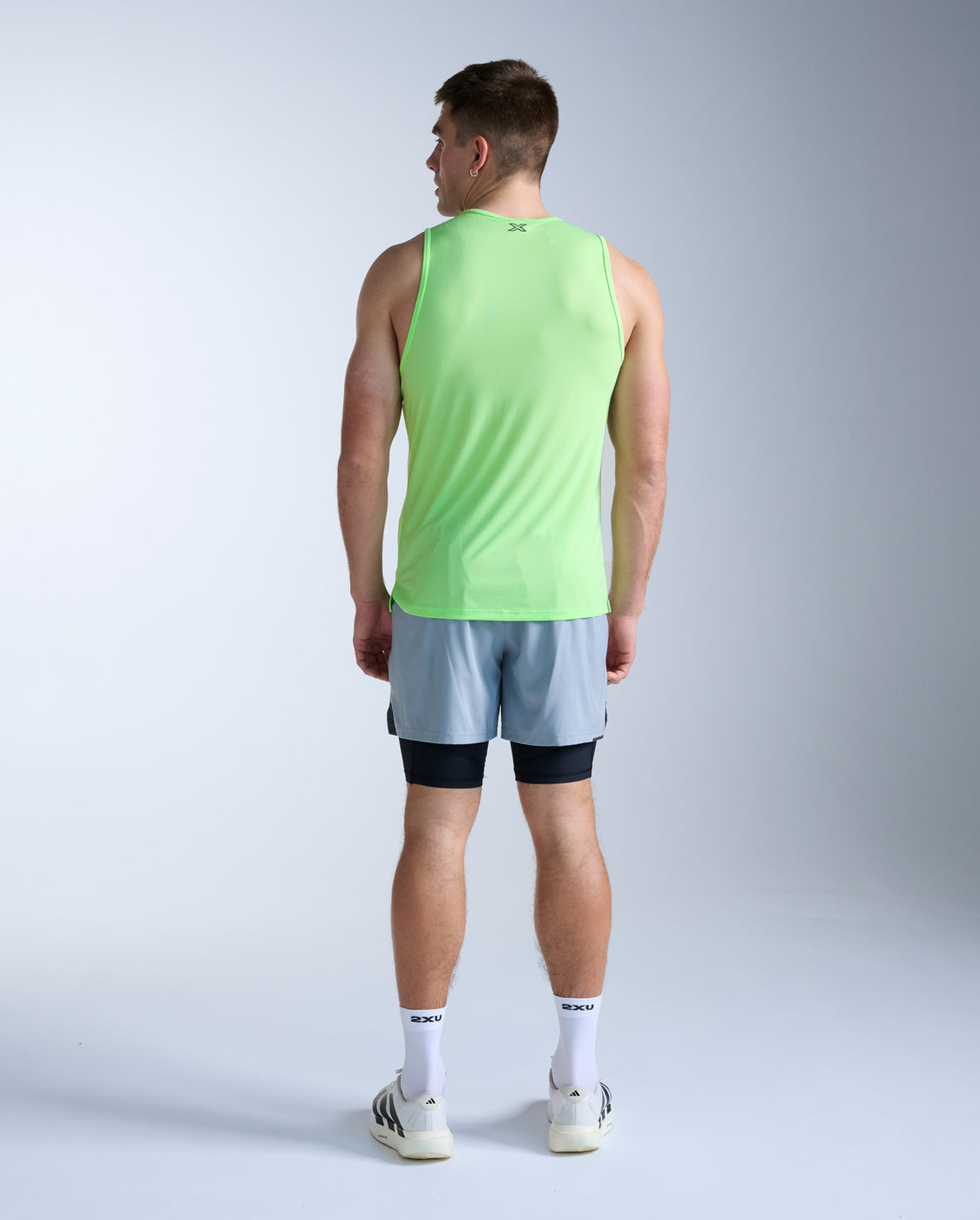 2xu-aero-tank-canotta-running-uomo-slim-verde-chiaro image 7