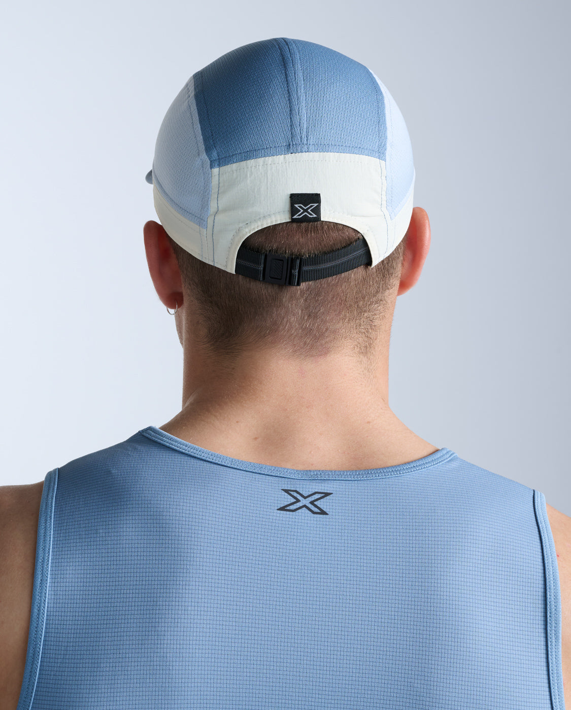 2xu-light-speed-small-cap-cappellino-running-beige-blu image 3