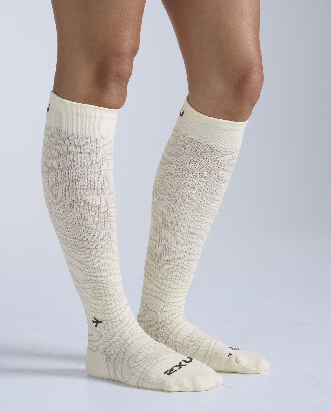 2xu-flight-bamboo-charcoal-compression-socks-calze-beige image 2