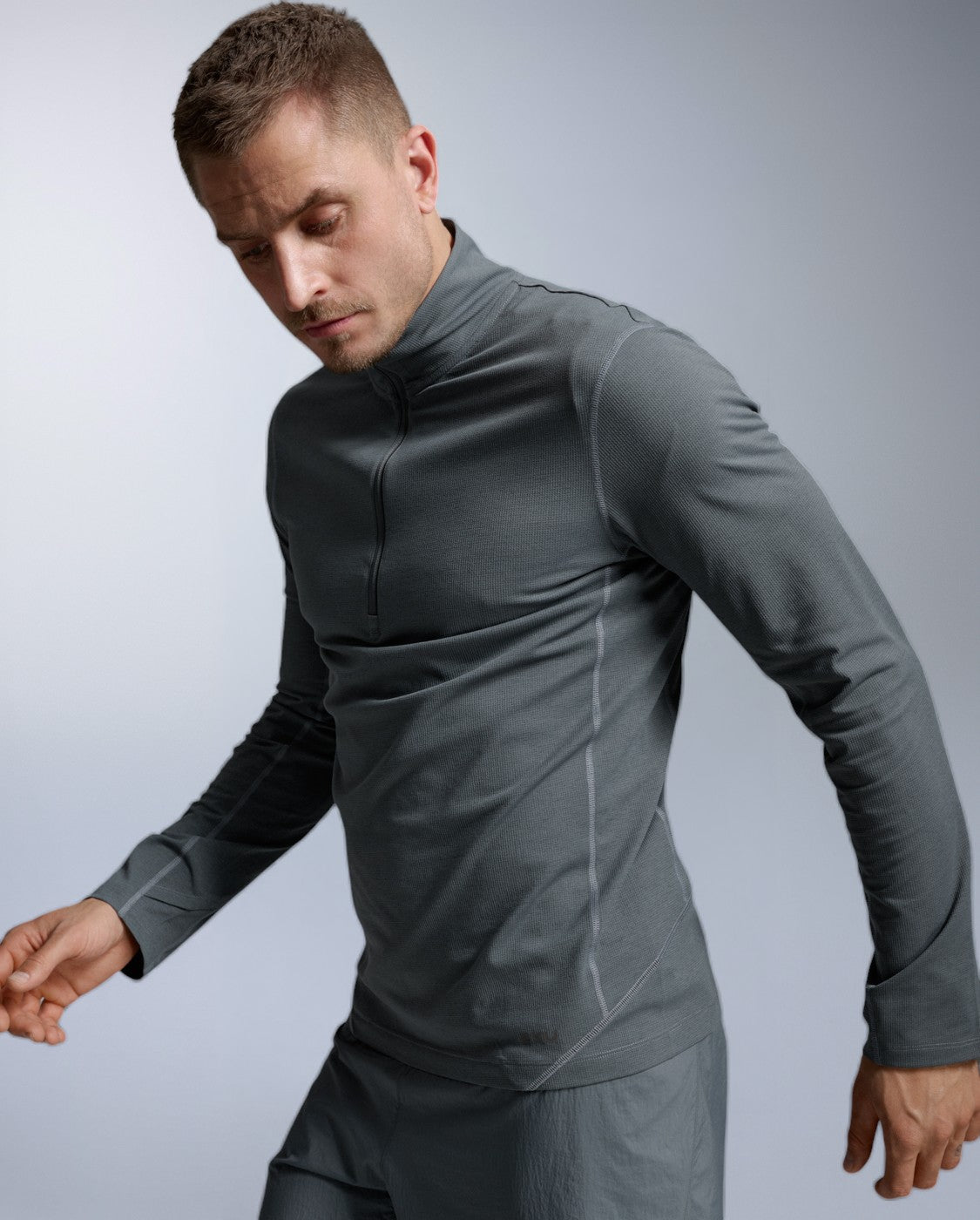 2xu-aero-trail-1-2-zip-maglia-running-uomo-grigia-manica-lunga image 3