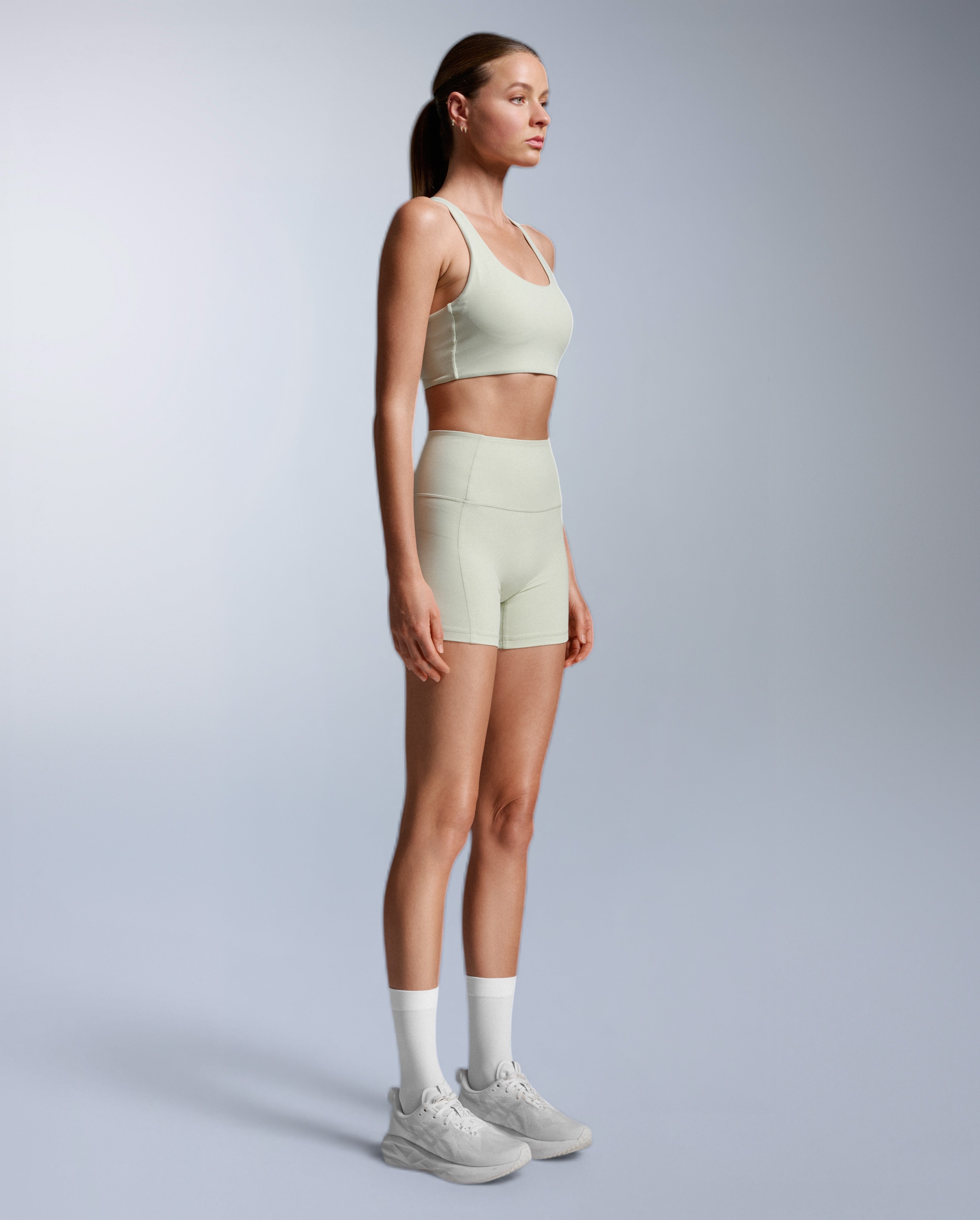 2xu-fluid-hi-rise-5-inch-shorts-donna-verde-salvia image 5
