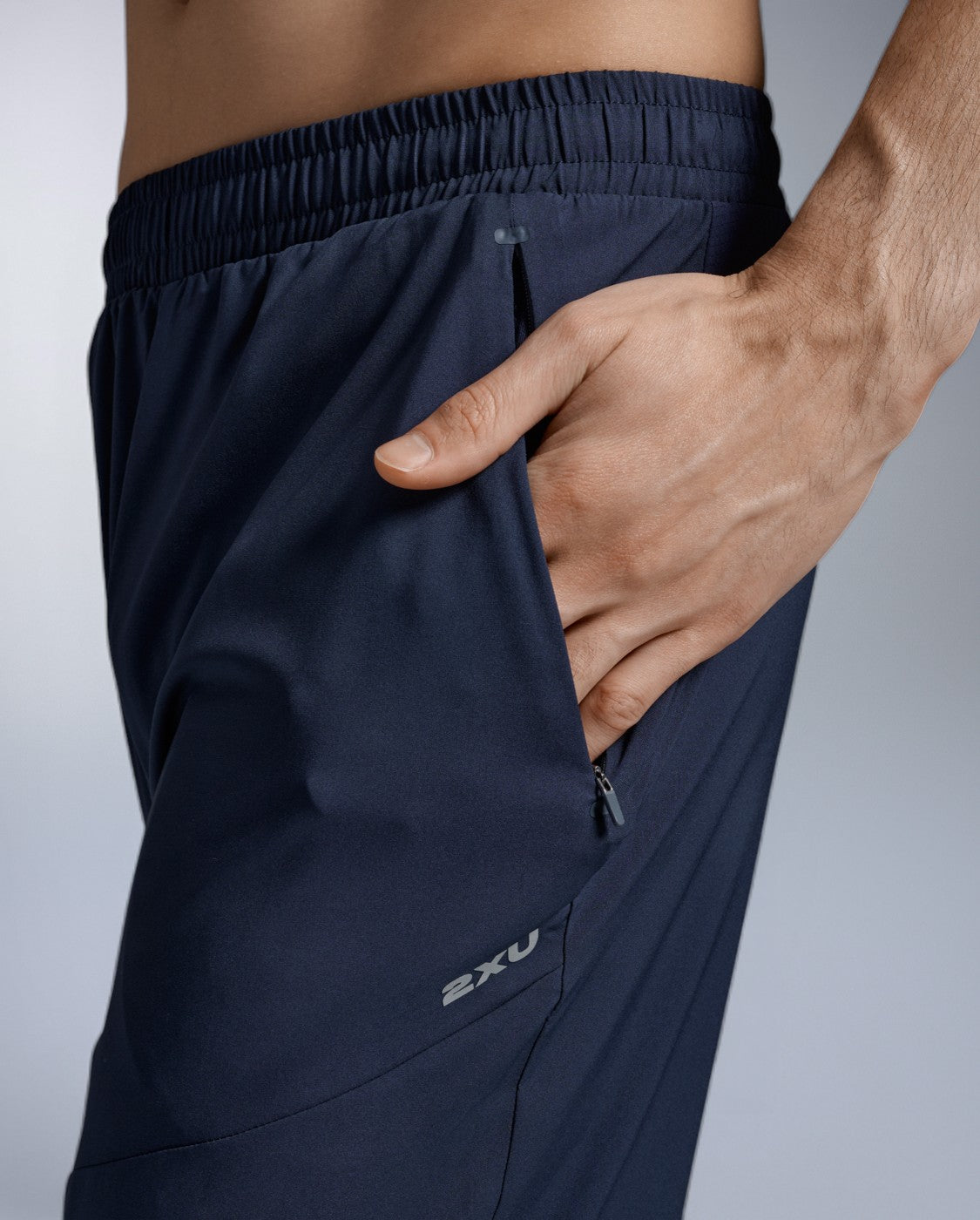 2xu-aero-woven-jogger-uomo-pantaloni-running-leggeri-slim image 8