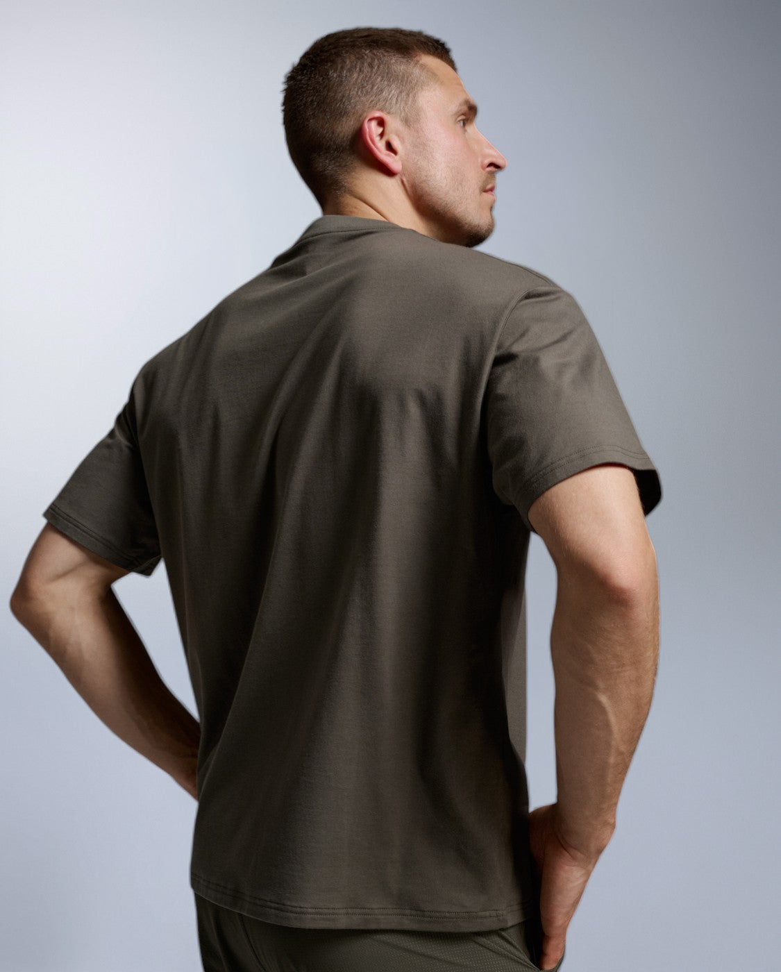 2xu-motion-oversized-tencel-tee-uomo-t-shirt-verde-boxy-fit image 2