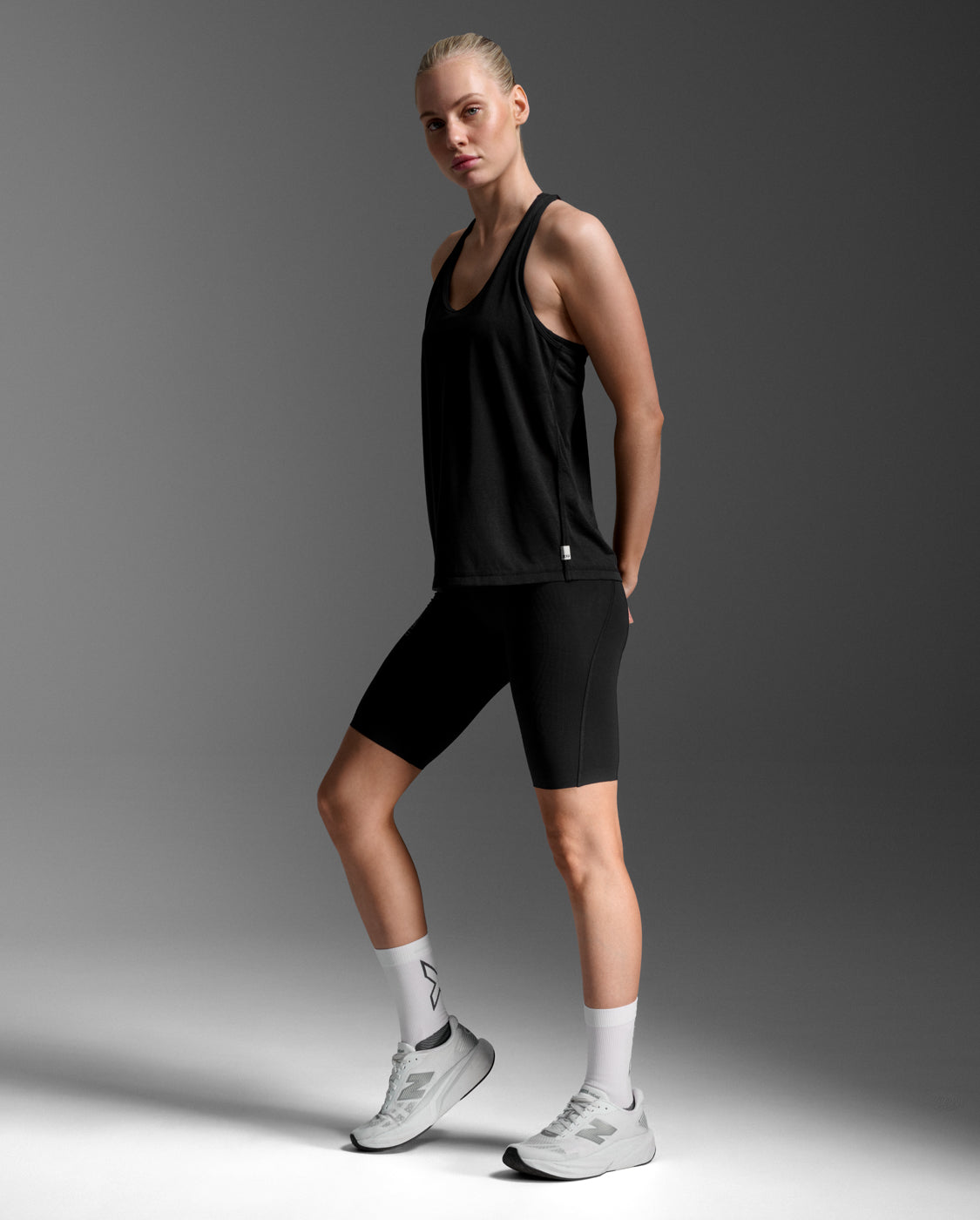 2xu-relight-racerback-singlet-canotta-training-donna-nero image 2
