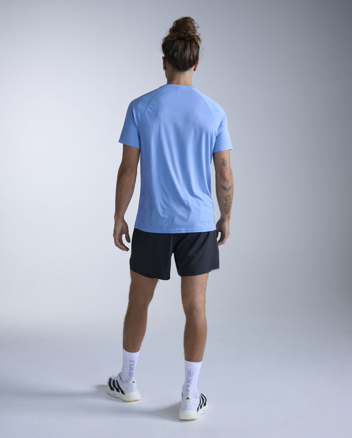 2xu-aero-tee-maglia-running-traspirante-uomo image 7