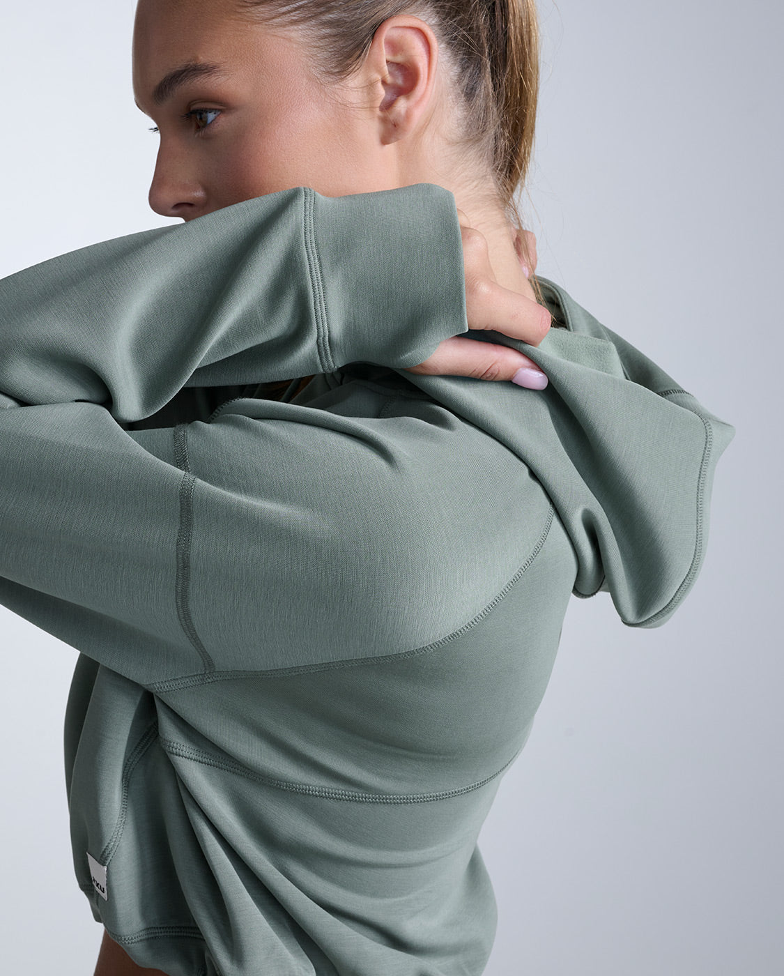 2xu-wonderluxe-felpa-hoodie-donna-cropped-verde-salvia image 3