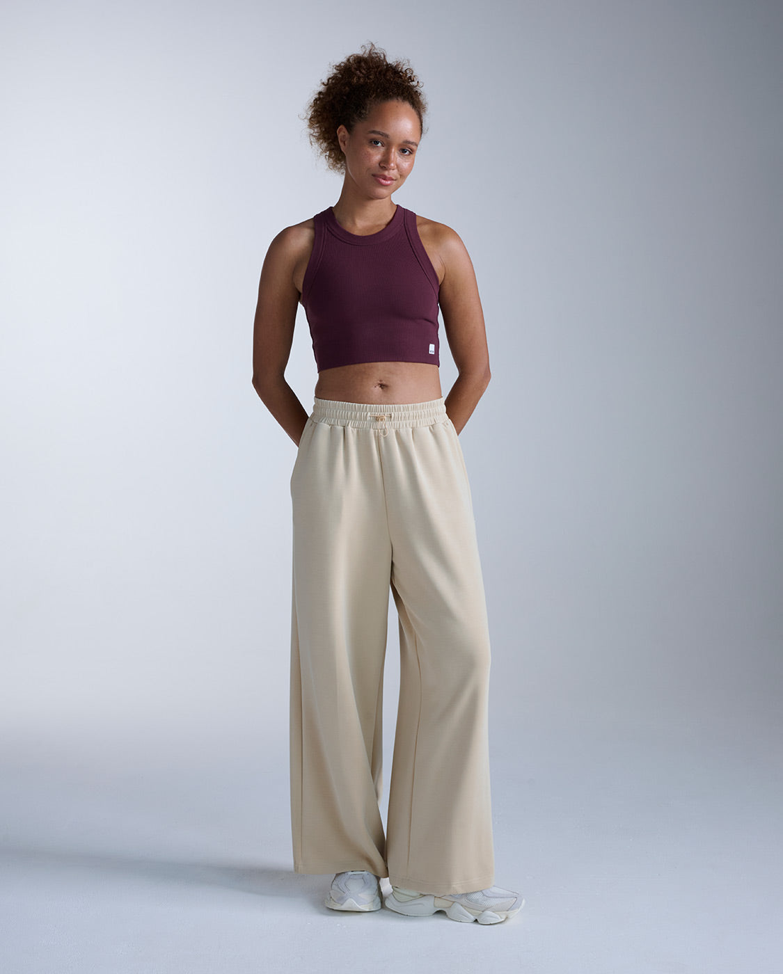 2xu-fluid-tencel-ribbed-crop-tank-bordeaux image 5