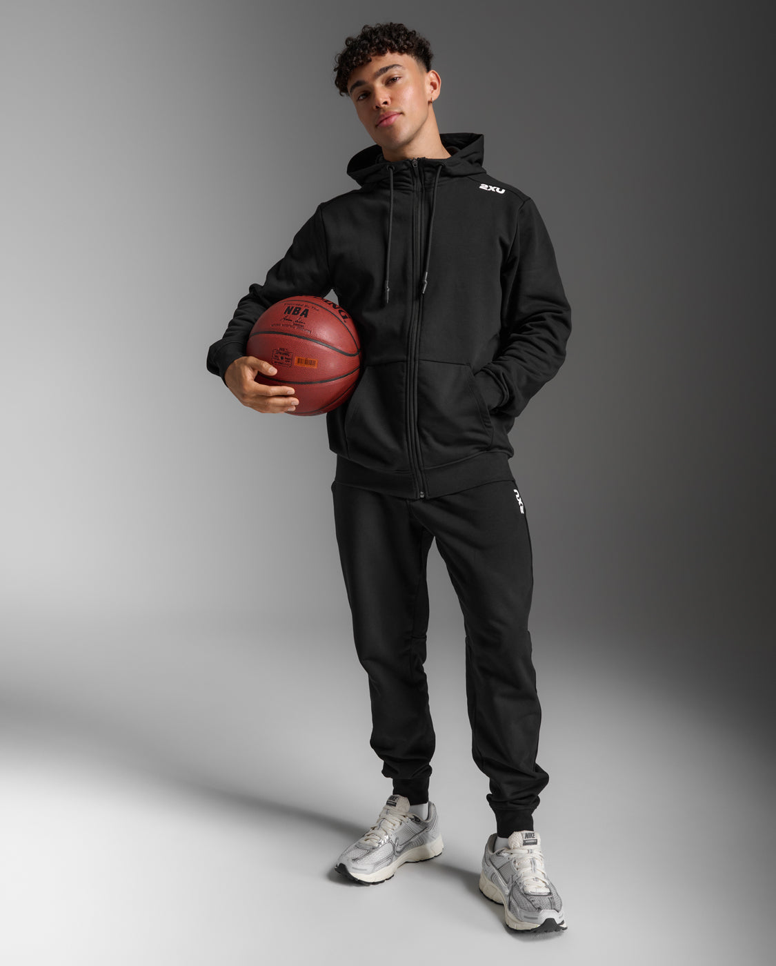 2xu-aspire-zip-hoodie-uomo-con-cappuccio-nera image 5