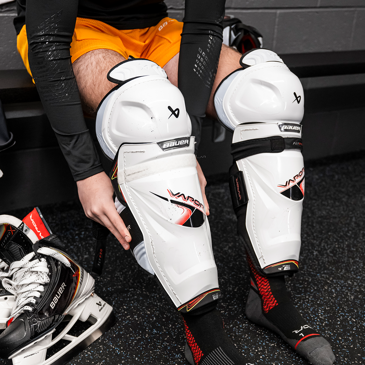 bauer-vapor-flypro-parastinchi-hockey-ghiaccio-senior image 3