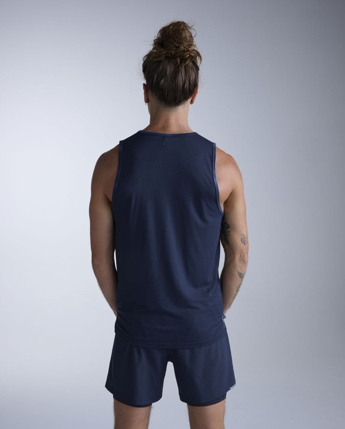 2xu-aero-tank-canotta-running-uomo-slim-blu-navy image 3