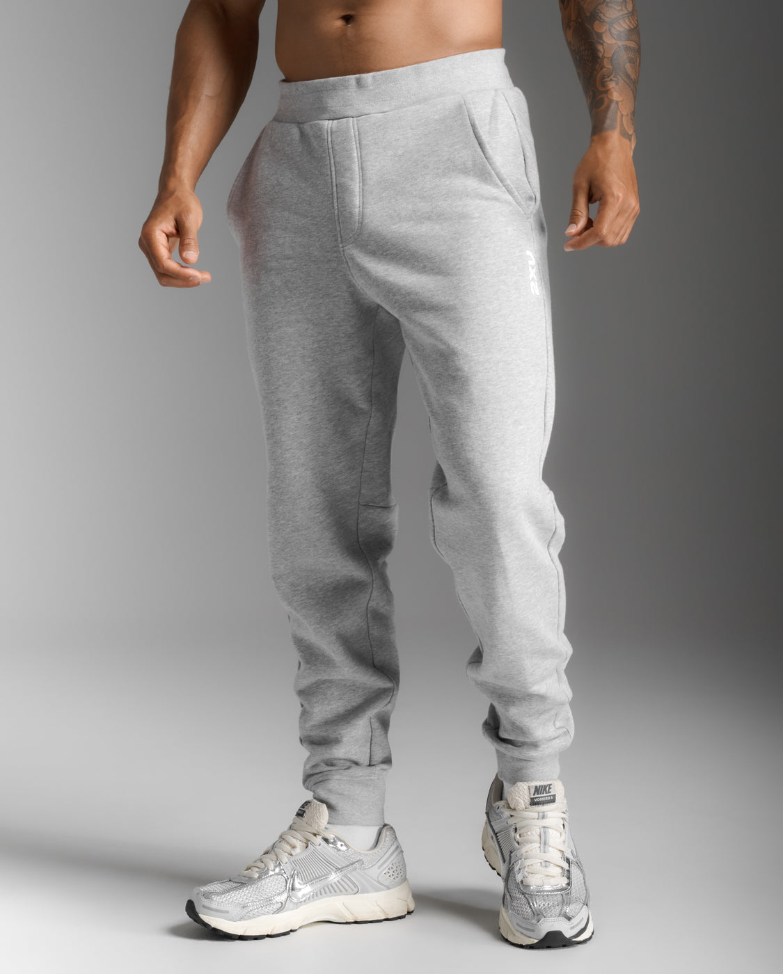 2xu-aspire-pantaloni-tuta-fleece-uomo-grigio image 2