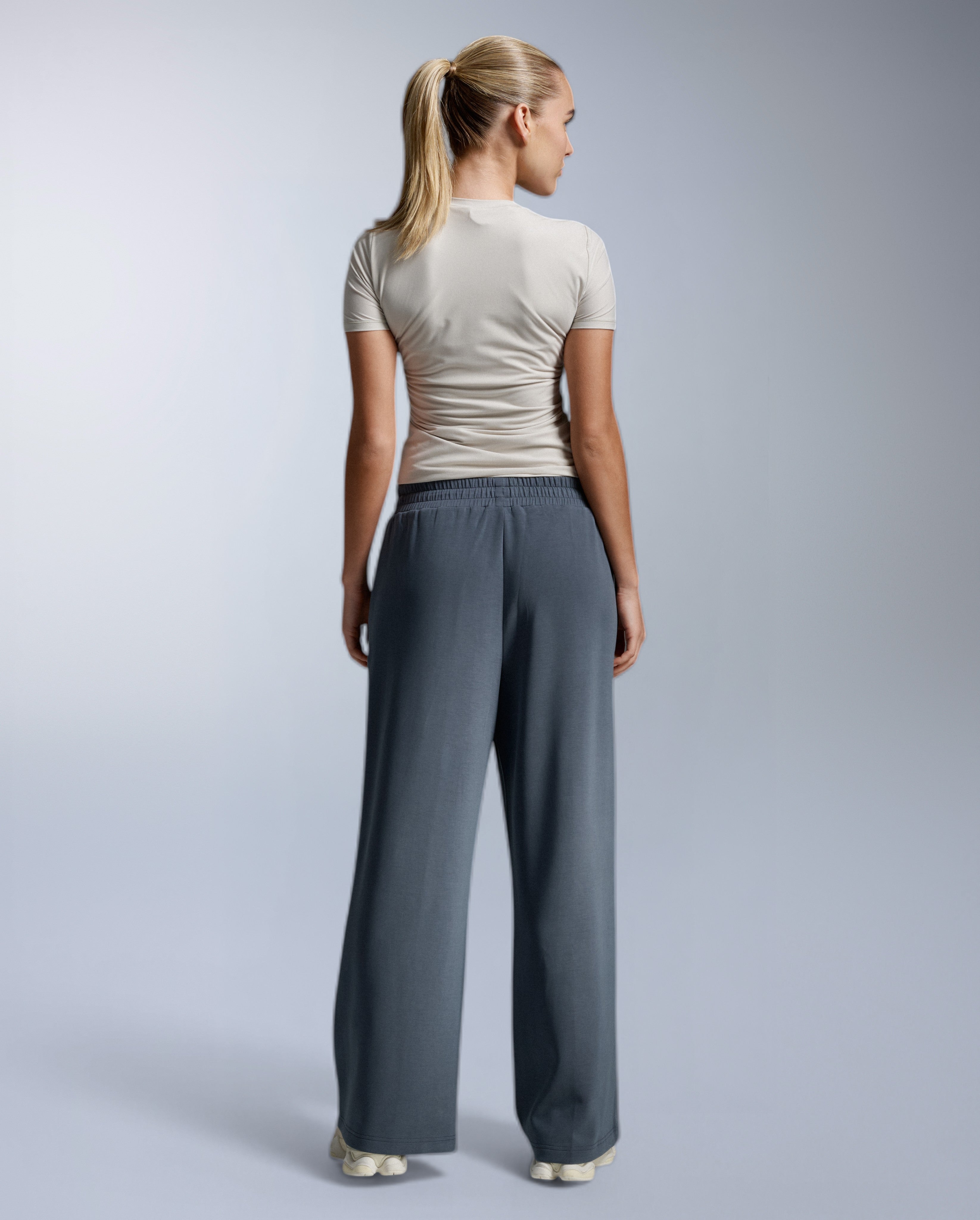 2xu-wonderluxe-sand-washed-wide-leg-pants-donna-blu image 6